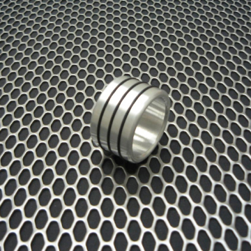 Triple Accent Band Style Glans Ring in Aluminum